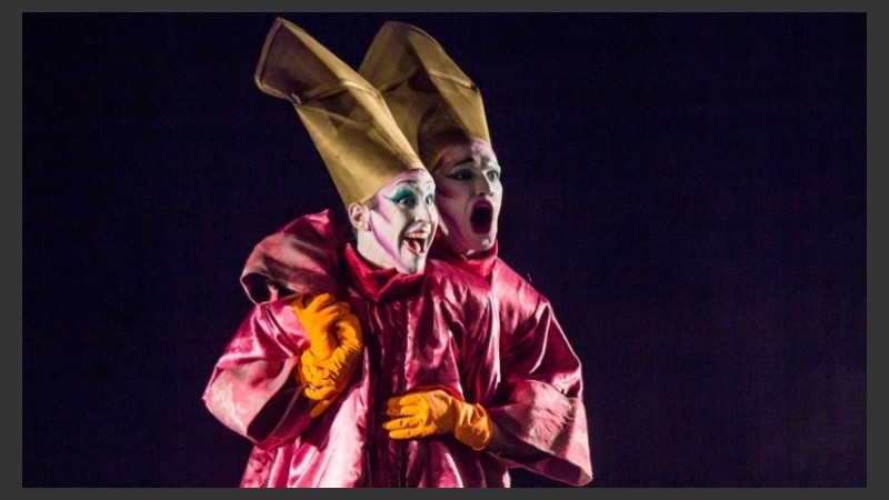 La Señora 1 y la Señora 2, en un “bla bla” eterno y condenatorio.