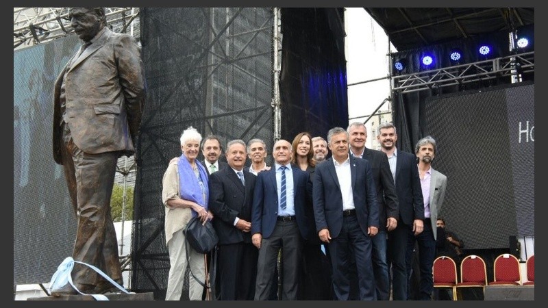 Dirigentes de la UCR y de Cambiemos en la inauguración del busto de Alfonsin. 