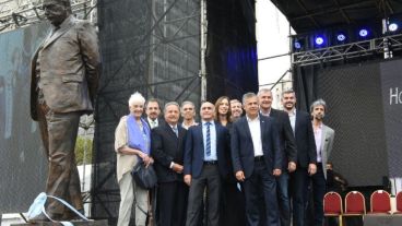 Dirigentes de la UCR y de Cambiemos en la inauguración del busto de Alfonsin.