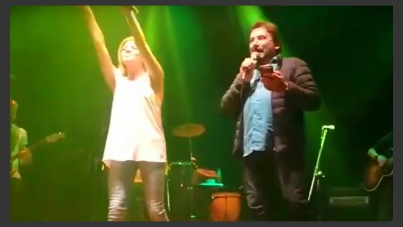 Uno de los momentos del Turco cantando con Marcela Morelo en el teatro rosarino. 