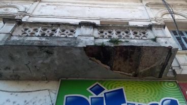 La parte del balcón que se desprendió y cayó a la vereda.