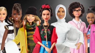 La Barbie Frida Kahlo en el centro de las muñecas.