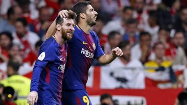 Messi hizo uno y Suárez, dos, para la consagración en la copa.