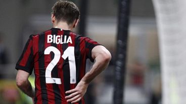 Biglia presenta "la fractura de los procesos transversales de las dos primeras vértebras lumbares".