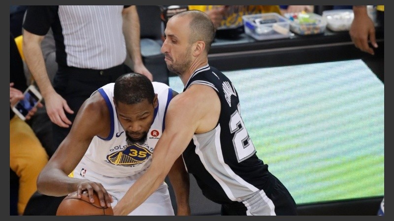 Manu defiende ante Durant. El duelo seguirá el martes.