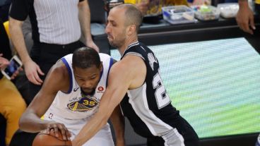 Manu defiende ante Durant. El duelo seguirá el martes.