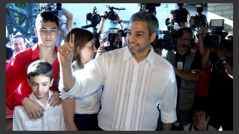 El candidato oficialista muestra su dedo marcado luego de emitir el voto.