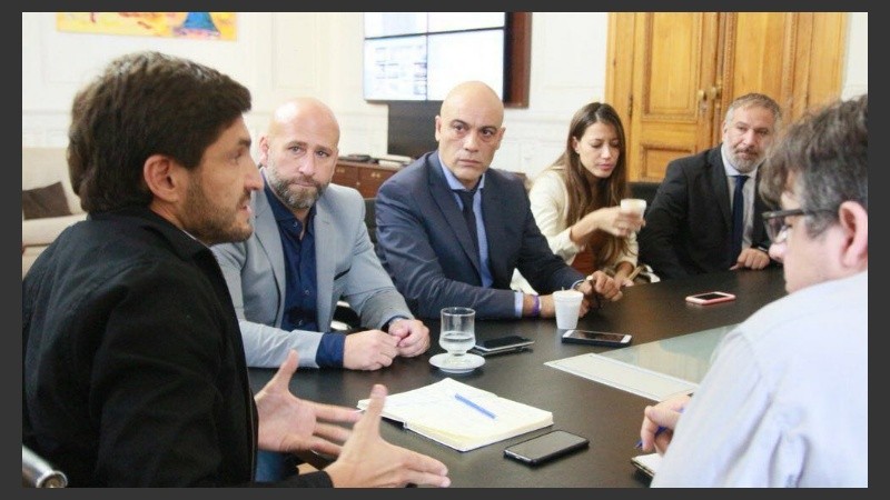 Pullaro (izquierda) y el fiscal regional Patricio Serjal (a su derecha) en una reunión entre las autoridades.