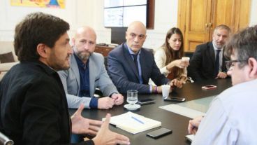 Pullaro (izquierda) y el fiscal regional Patricio Serjal (a su derecha) en una reunión entre las autoridades.