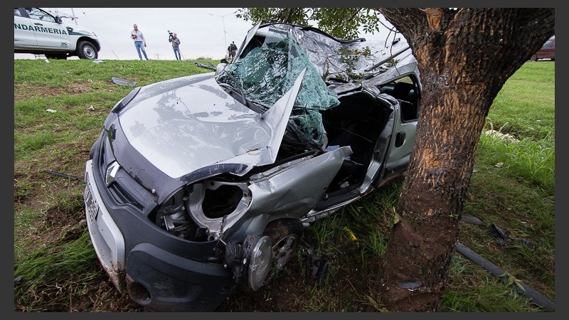 El utilitario quedó con severos daños.