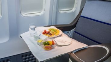 La mujer tuvo que pagar 500 dólares por una manzana.