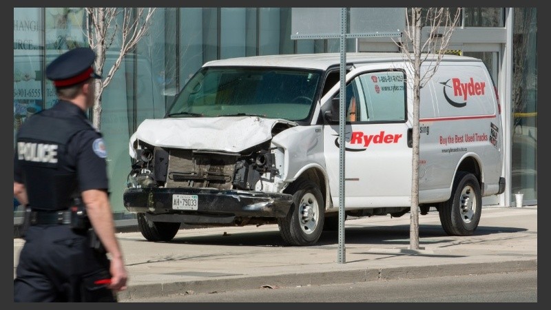 La furgoneta se subió a la acera de la principal calle de Toronto.