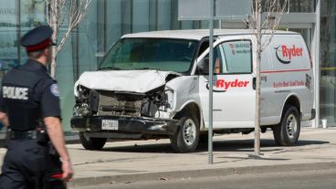 La furgoneta se subió a la acera de la principal calle de Toronto.