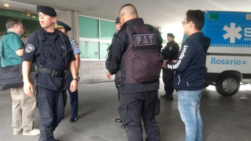 Conmoción entre los policías que acompañaron al agente herido.