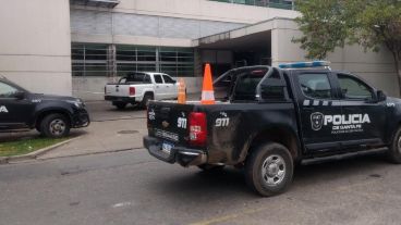 Conmoción entre los policías que acompañaron al agente herido.