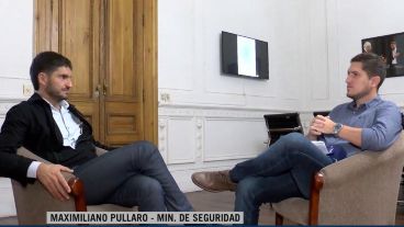 El ministro recibió al equipo periodístico del Tres en su despacho.