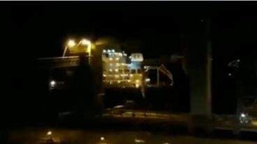 El barco impactó contra uno de los muelles.