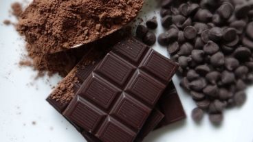 Ingerir regularmente chocolate negro trae beneficios a la salud.