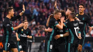 El Real, vestido de negro, festejó en Alemania.