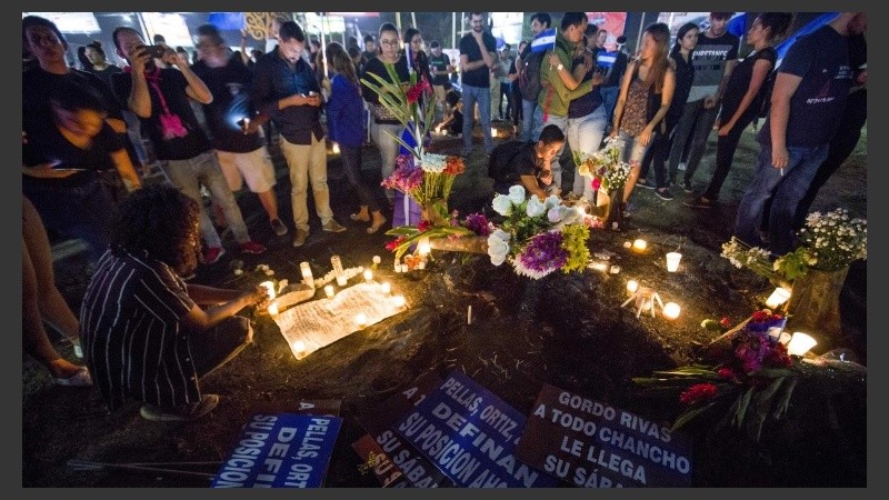 Manifestantes rinden homenaje a las víctimas, el miércoles por la noche en Managua.