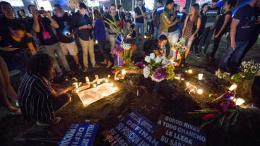 Manifestantes rinden homenaje a las víctimas, el miércoles por la noche en Managua.