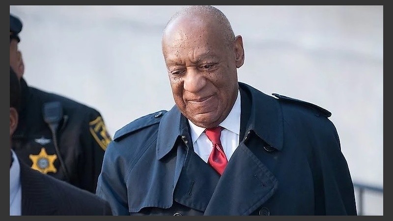 Bill Cosby salió del tribunal acompañado por la policía.