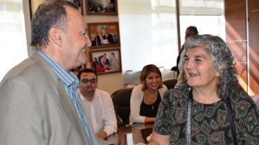 La mujer fue reconocida por las autoridades tras finalizar sus estudios primarios.