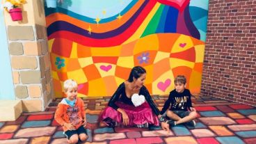 Sabina y los chicos abordan el tema de los oficios.