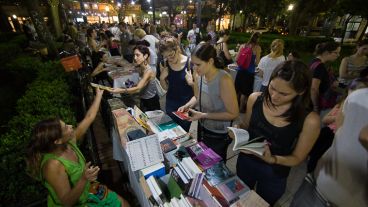 Plaza Pringles fue uno de los lugares donde el público pudo leer y comprar libros.