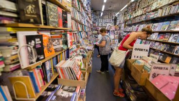 Muchas librerías abiertas por la noche en el centro rosarino.