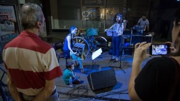 Por la peatonal música en vivo en el marco de "La noche de las librerías".