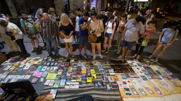 Un puesto de libros por peatonal Córdoba.