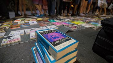 Libros y más libros en la noche rosarina.