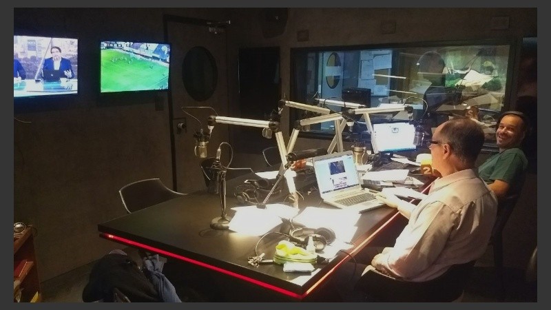 David Luis y Marcos Pereyra ya con la transmisión de Rosario Central vs. Defensa y Justicia.