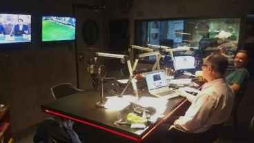 David Luis y Marcos Pereyra ya con la transmisión de Rosario Central vs. Defensa y Justicia.