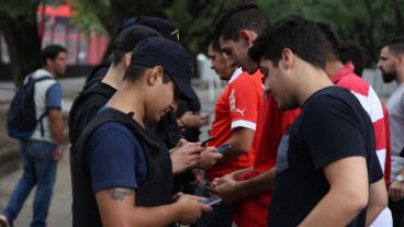 El ingreso de hinchas controlado por la policía.