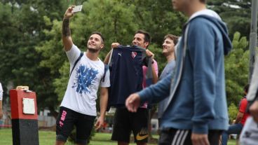 Sonrisas y selfie de los hinchas en la previa al partido.