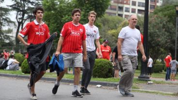 Camisetas rojas en inmediaciones al Coloso Marcelo Bielsa.