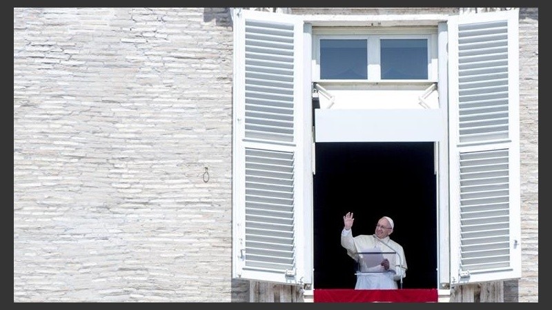 El papa durante el rezo de este domingo.
