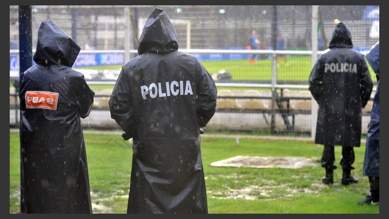 El partido debía jugarse este domingo a las 11.