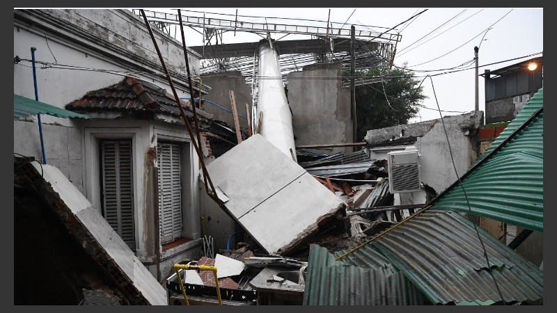 Un cartel se derrumbó y destrozó cuatro casas en avenida General Paz.
