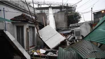 Un cartel se derrumbó y destrozó cuatro casas en avenida General Paz.