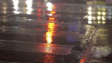 Pavimento mojado en la madrugada de lunes.