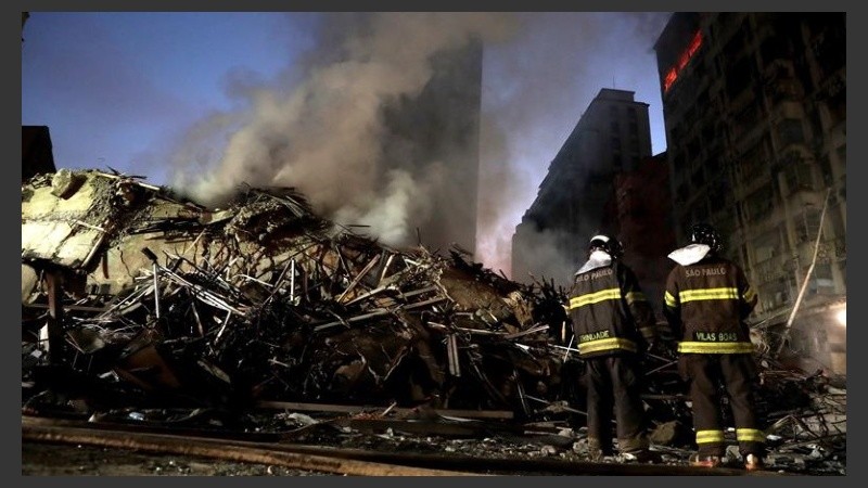 El edificio se desplomó en el centro de la gran ciudad brasileña. 