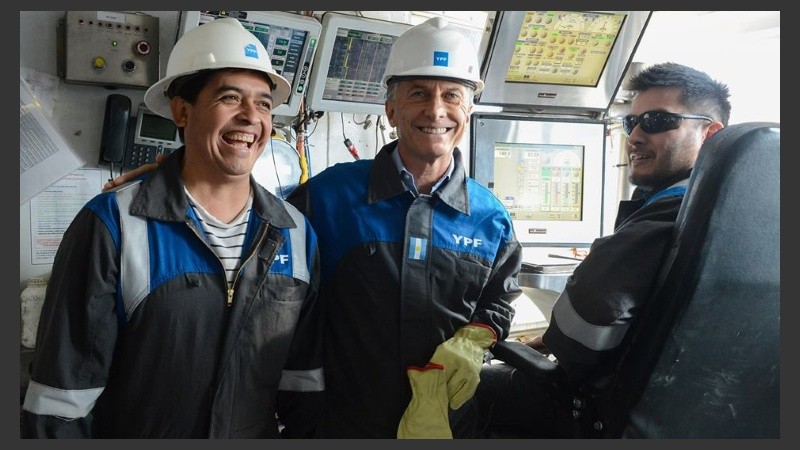 Macri junto a trabajadores de YPF durante la visita de la semana pasada.