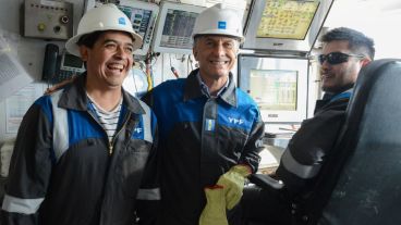 Macri junto a trabajadores de YPF durante la visita de la semana pasada.