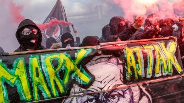 El ministro del Interior, Gérard Collomb, condenó "con firmeza" la violencia.