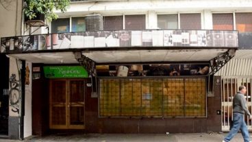 Persianas bajas en el centro rosarino.