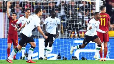 Wijnaldum festeja el 2-1 parcial en el Olímpico romano.