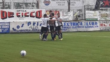 El festejo a puro abrazo en cancha de Laferrere.
